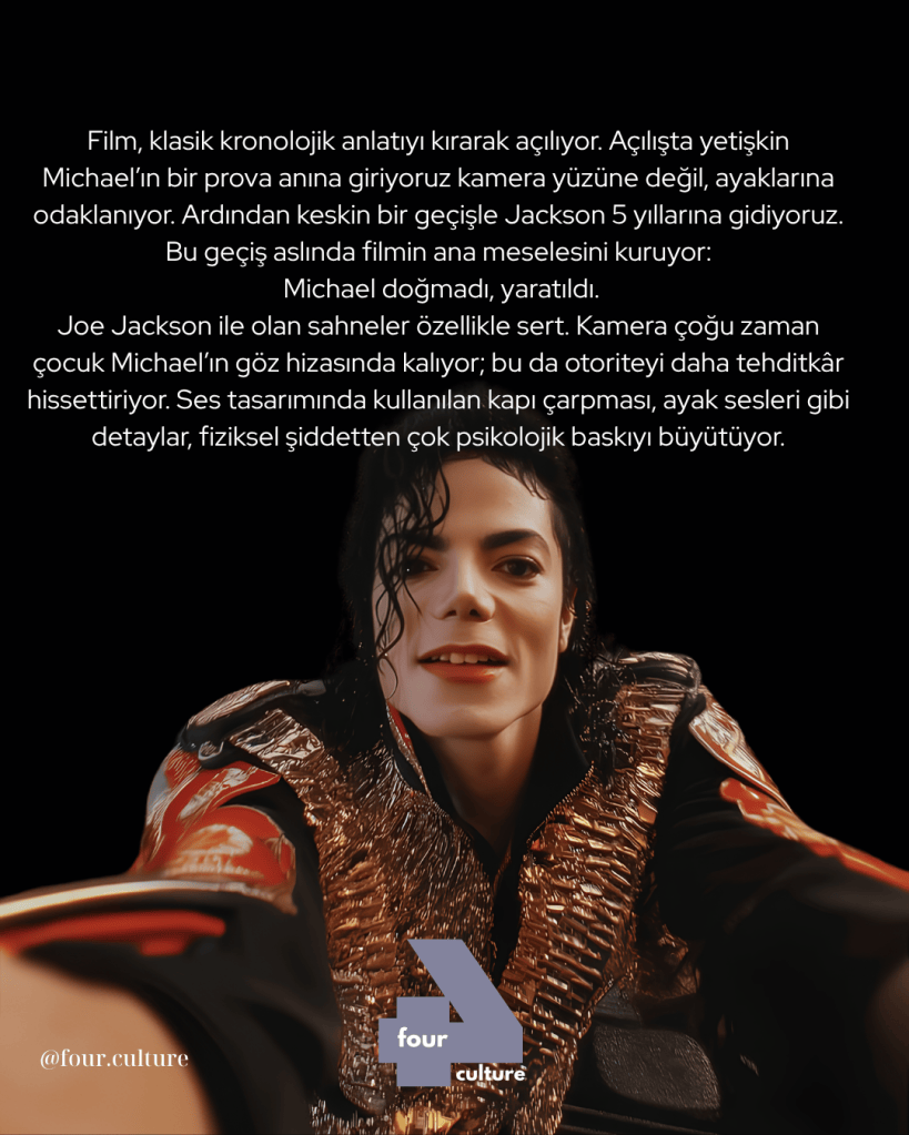 Kamera önünde gülümseyen bir adam, parlak giysiler içinde, Michael Jackson'ı simgeleyen bir anı canlandırıyor.