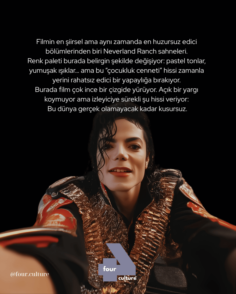 Michael Jackson'ın selfie çektiği sahne, parlak kostümüyle dikkat çekiyor. Arka plan koyu, odak noktası sanatçı. Aşağıda dört kültür logosu var.