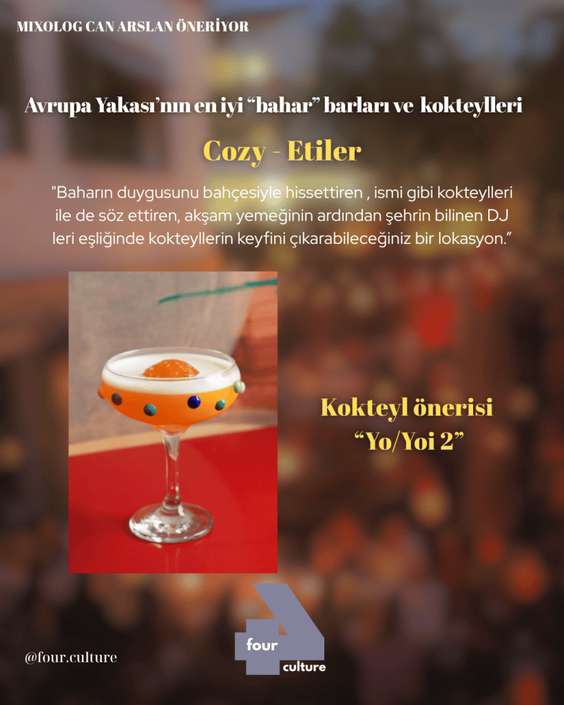 Bahar temalı bir kokteyl olan 'Yo/Yoi 2', renkli bir bardakta sunulmuş. Arka planda kalabalık bir bar atmosferi görünmekte.