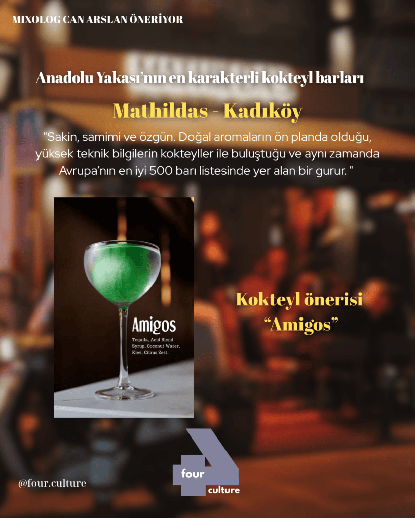 Kokteyl barda yeşil bir içecek, üstünde Amigos yazılı etiketle birlikte. Arka planda buluşma alanı ve insanlar yer alıyor.