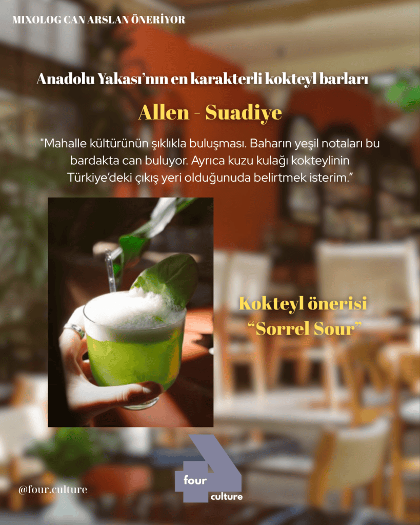 Yeşil 'Sorrel Sour' kokteylinin sunumu, arka planda odaklanmış bir kafenin iç mekanıyla birlikte.
