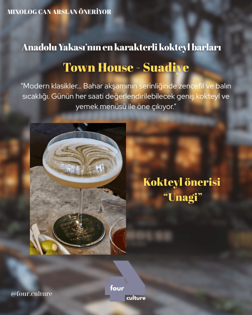 Bir kokteyl bardağı içinde 'Unagi' kokteyli, çevresinde zeytin ve bir tabak atıştırmalıklarla birlikte; arka planda restoranın aydınlatması ve atmosferi görünmektedir.
